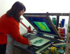 Screen printing with a vacuum table